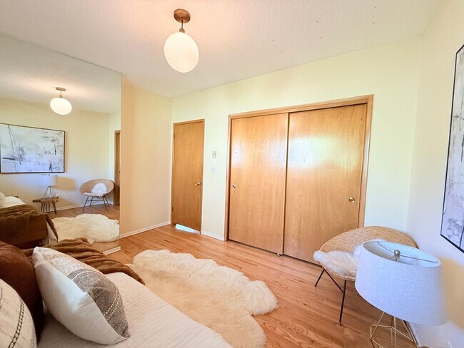 Building Photo - Charming 2 Bedroom Condo in SW Portland!