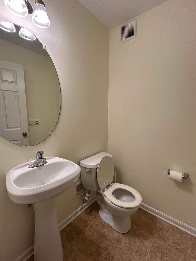 Building Photo - 941 Lansdowne Rd