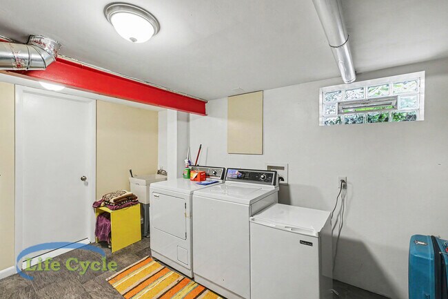 Building Photo - 2052 Collingwood Ave SW