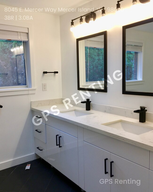 Building Photo - Elegant South Mercer Island Home with Lake...