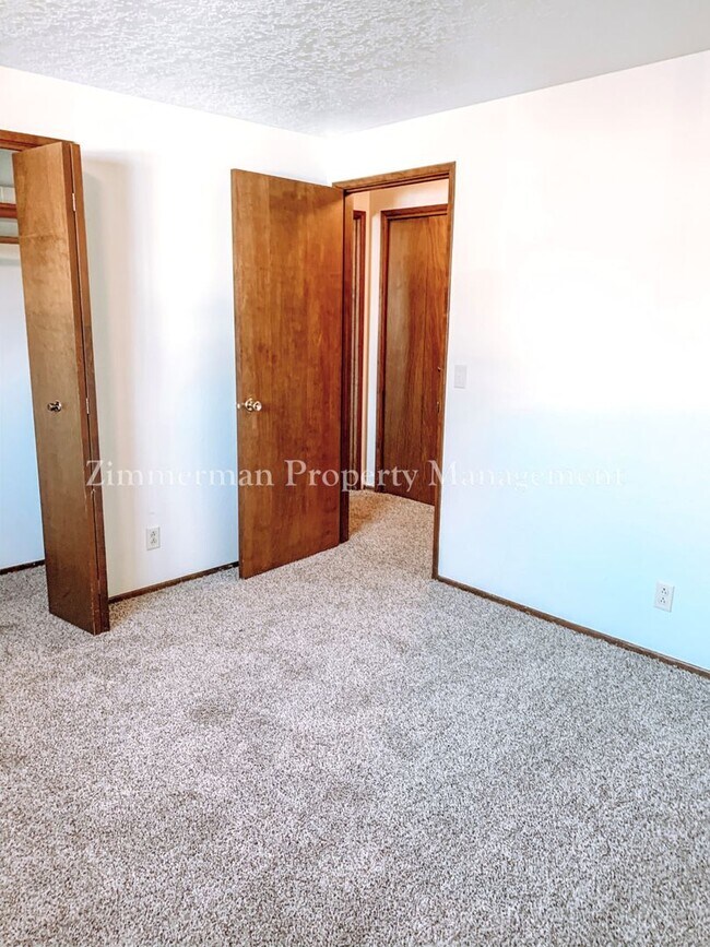Building Photo - 1375 E Pennoyer Ave