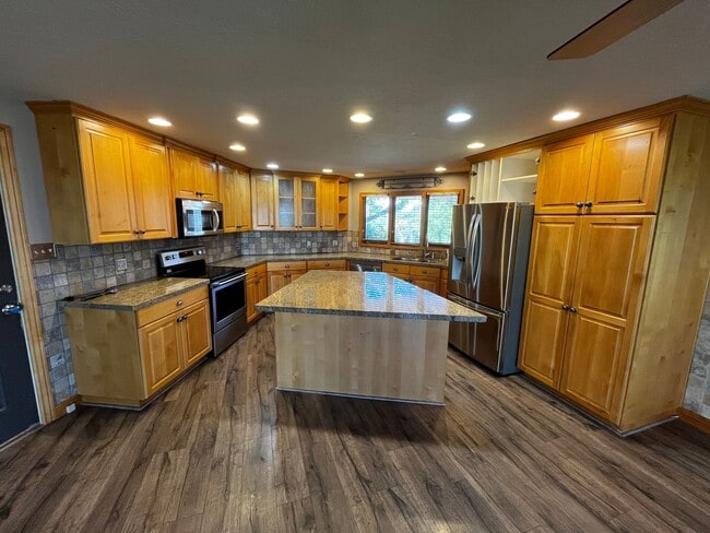 Building Photo - First Month 1/2 Off - 5 Bedroom/4 Bathroom...