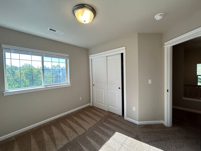 Building Photo - MOVE IN SPECIAL!   4 Bedroom / 2.5 Bathroo...