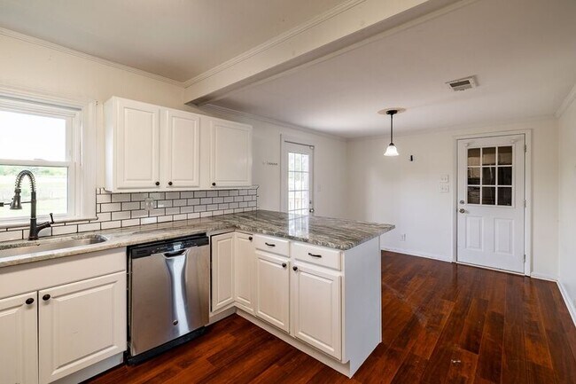 Building Photo - 386 Sandy Creek Rd