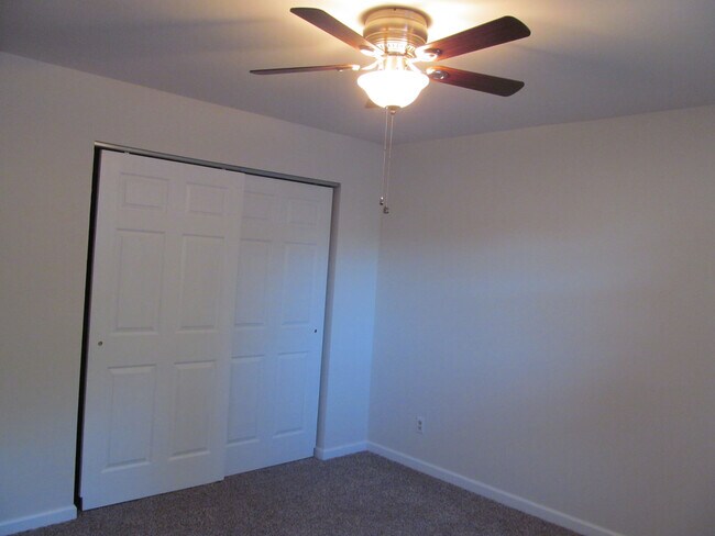 Building Photo - 619 Red Oak Ln