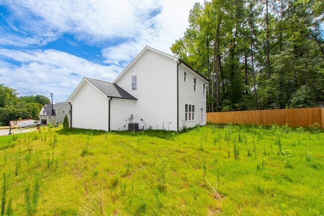 Building Photo - Nearly New 3 Bedroom home minutes to downt...