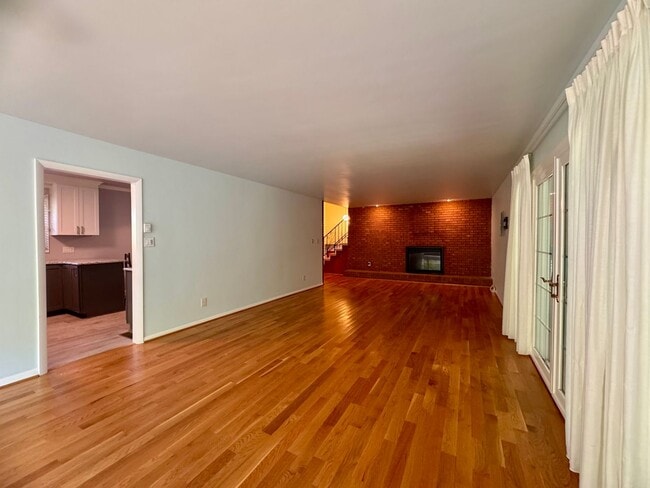 Building Photo - 4 Bedroom Jamestown Beauty!