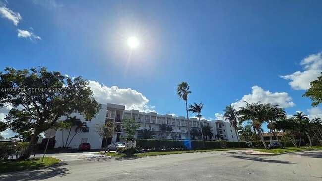 Building Photo - 3000 Sunrise Lakes Dr W