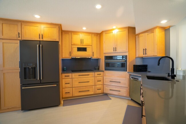 Building Photo - 9500 S Ocean Dr