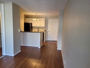 Building Photo - Quiet Makiki unit 1bd, 1bath, 1pkg covered...
