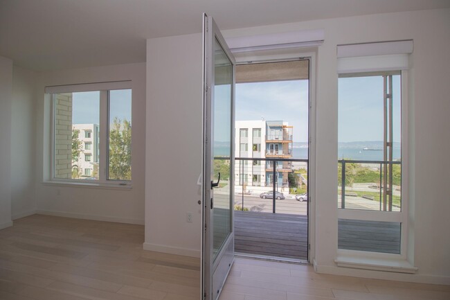 Building Photo - Luxurious 2BD/2BTH w/ Parking and Amazing ...