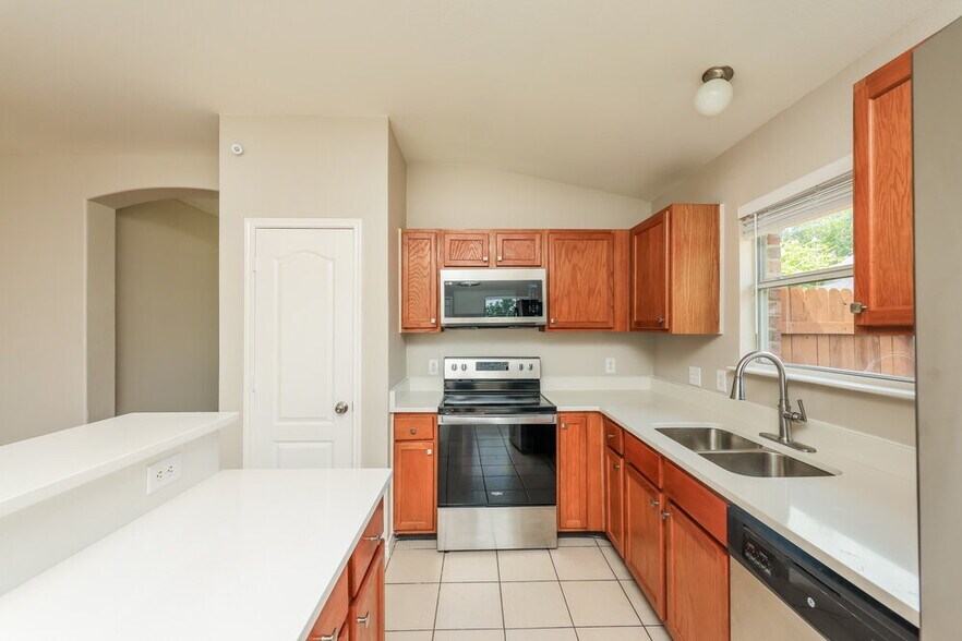 Building Photo - 2114 Rose May Dr