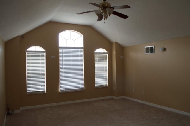Building Photo - 6220 Hedgesparrows Ln