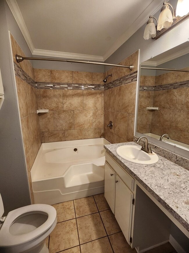 Building Photo - 215 E Washington St