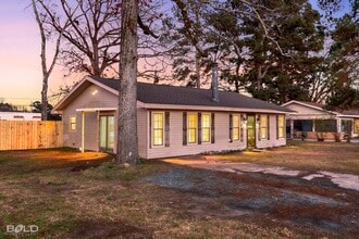 Building Photo - 1013 Peyton Ave