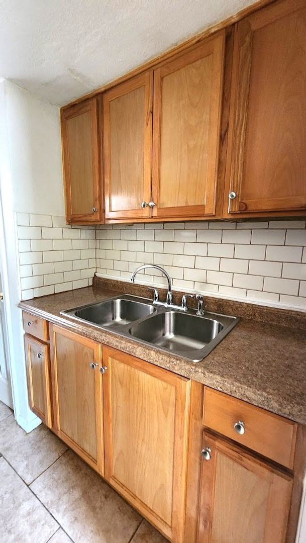 Building Photo - 2 Bed 1 Bath in the University Add Near Paseo and 23rd St Restaurants