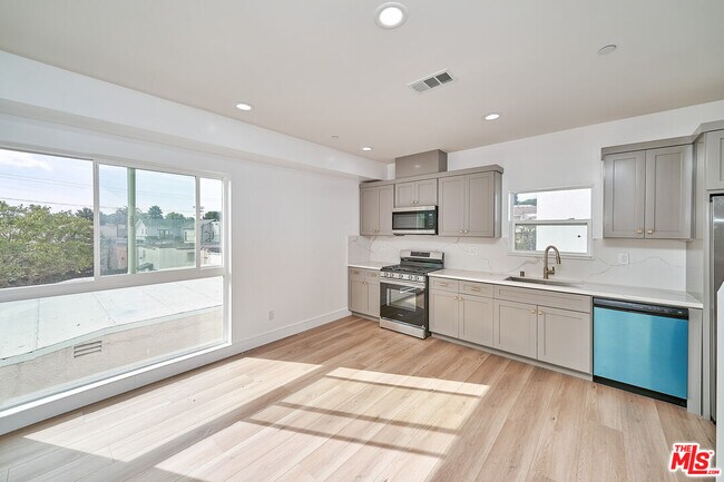 Building Photo - 1108 Queen Anne Pl