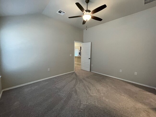 Building Photo - 3 bed Yukon