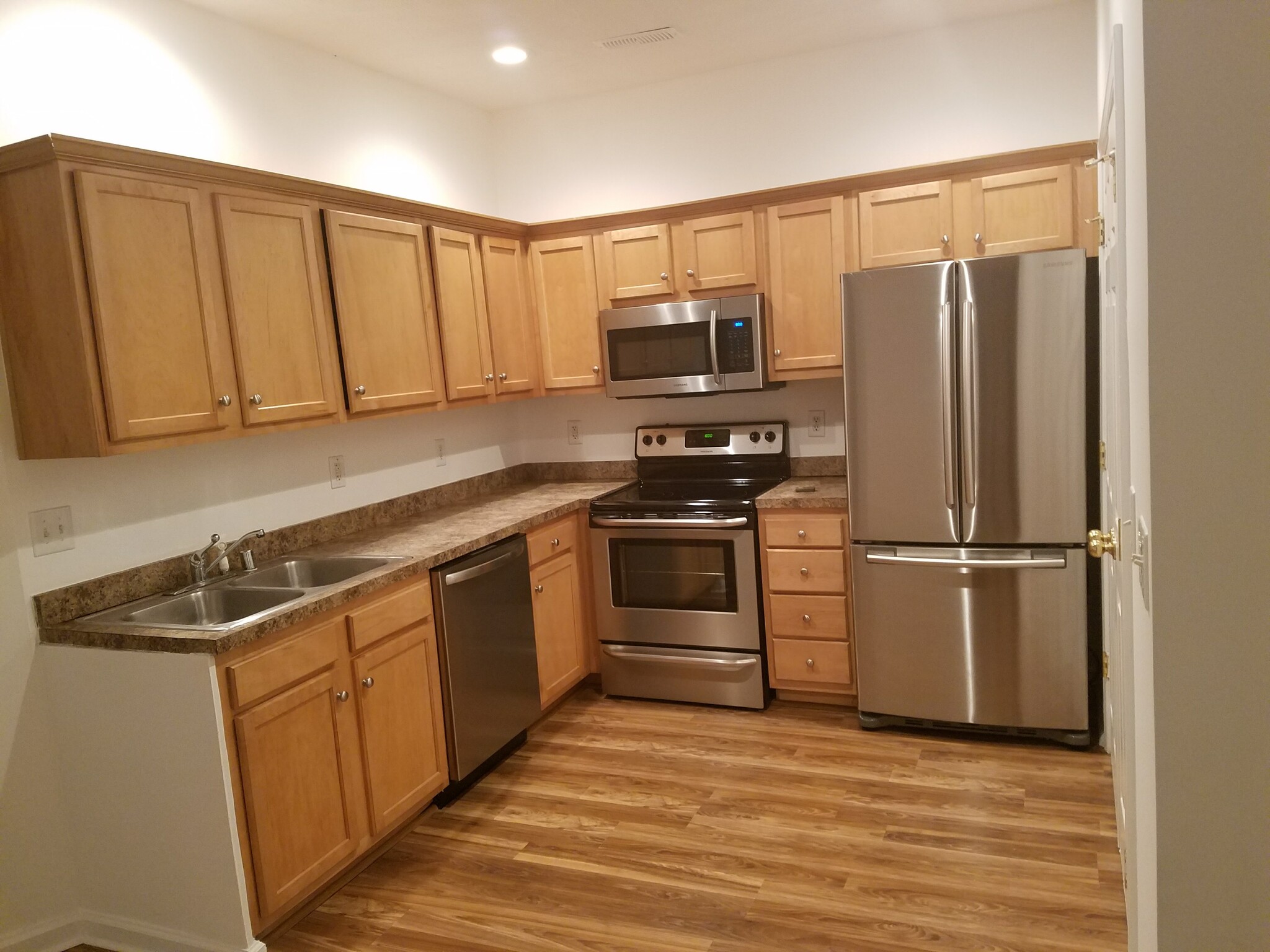 Building Photo - 401 Cricket Ln
