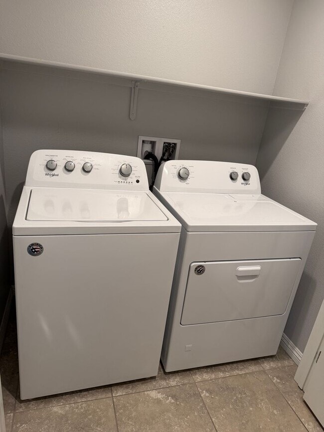 Building Photo - Must See 3 bedroom Townhome