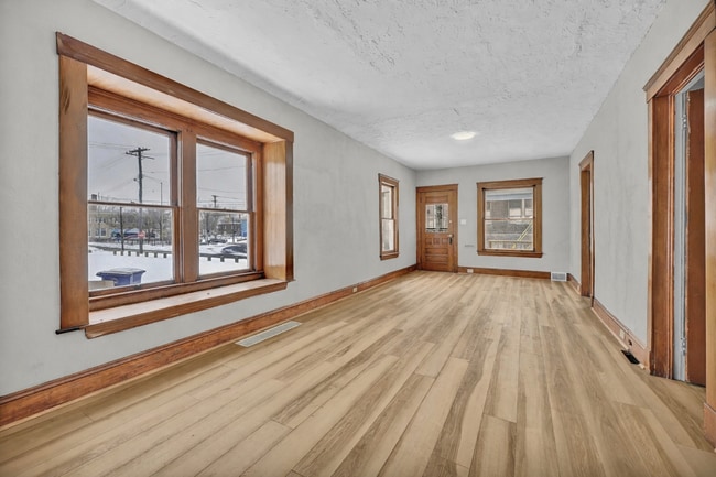 Building Photo - 1261 E 123rd St