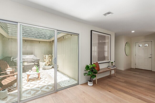 Building Photo - Spacious 2 Bed, 2 Bath Woodland Park Townhome