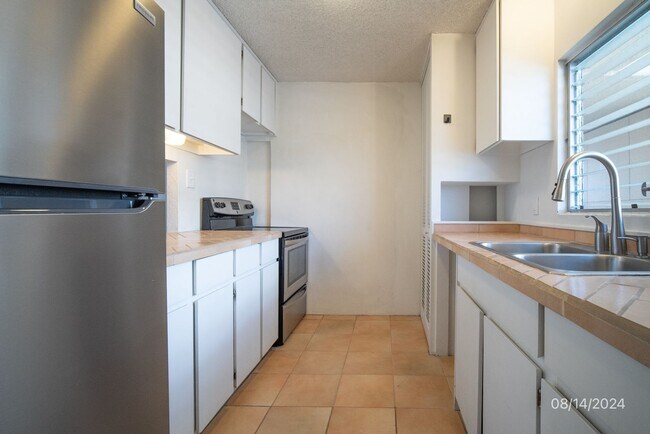 Building Photo - $2300  1 bd 2 ba 1 pkg -1447 Kewalo #705