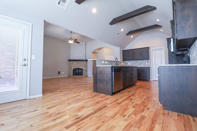 Building Photo - Spacious 3 Bedroom / 2 Bathroom with Modern Upgrade