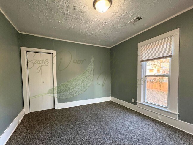 Building Photo - AVAILABLE NOW!!!!!