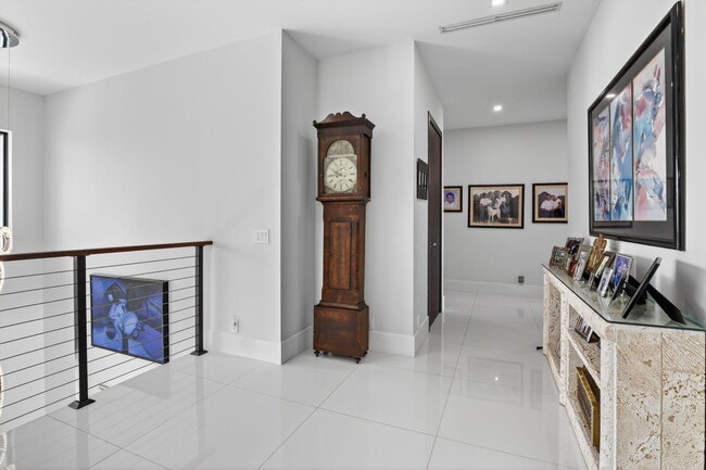 Building Photo - 334 Isle of Capri Dr