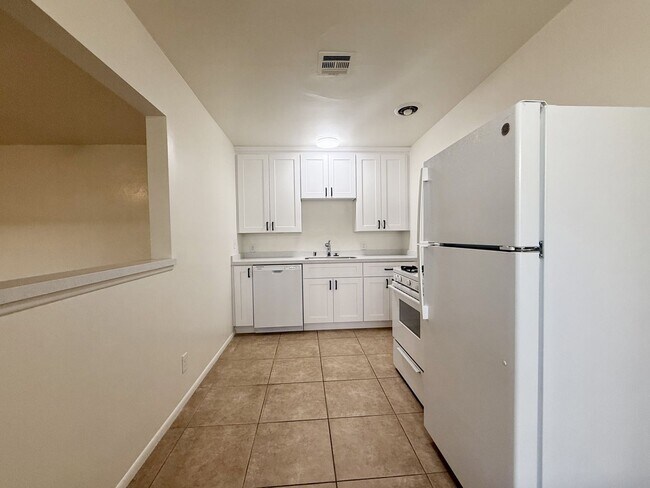Building Photo - AVAILABLE NOW!! 1 Bedroom 1 Bathroom apartment in Palm Springs!!  MOVE IN SPECIAL!! HALF OFF ONE ...