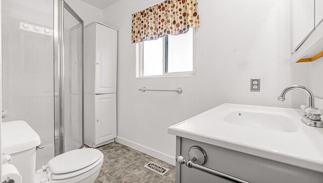 Building Photo - 3 Bedroom Home