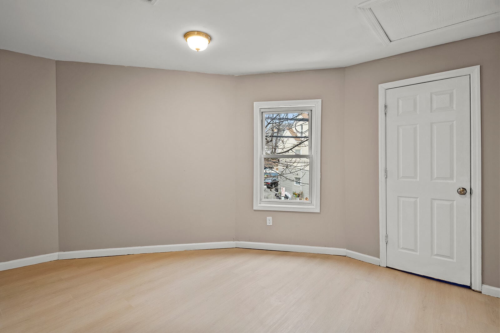 Building Photo - 113 E Main St