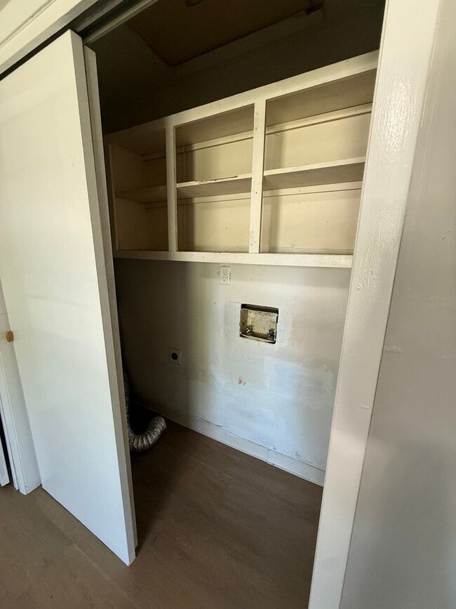 Building Photo - Spacious 2 bedroom 1 bathroom duplex Available NOW!!!