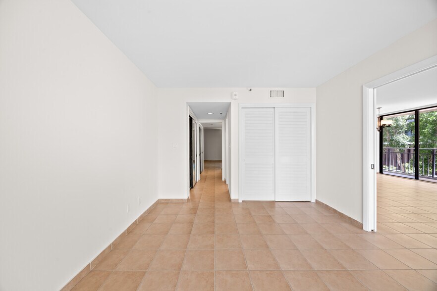 Building Photo - 1632 S Bayshore Ct