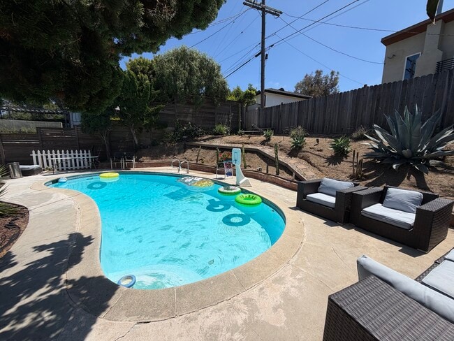 Pool w/90° view - 3283 Kelton Ave