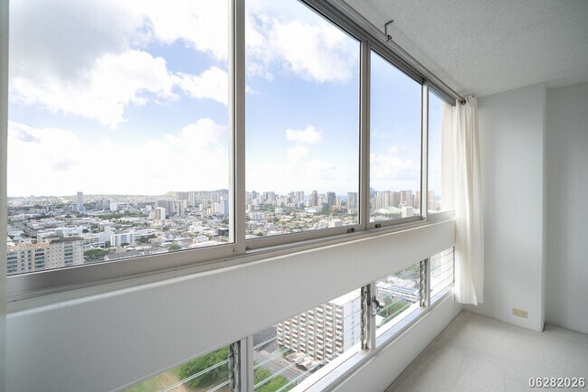 Building Photo - 2 Bd/2 Ba/1 Parking Condo in Banyan Tree Plaza, Honolulu