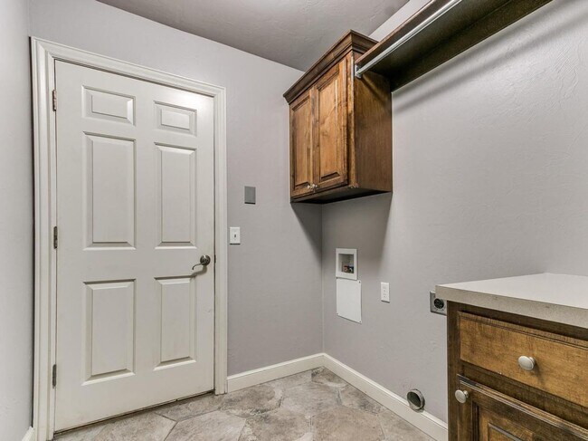 Building Photo - 17121 Kemble Ln