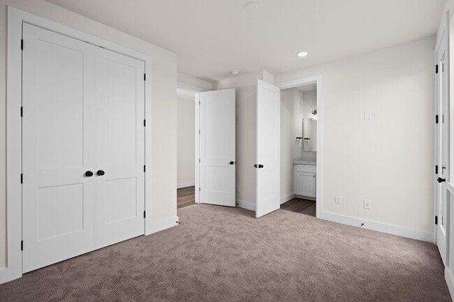 Building Photo - 3905 B Pinemont Dr