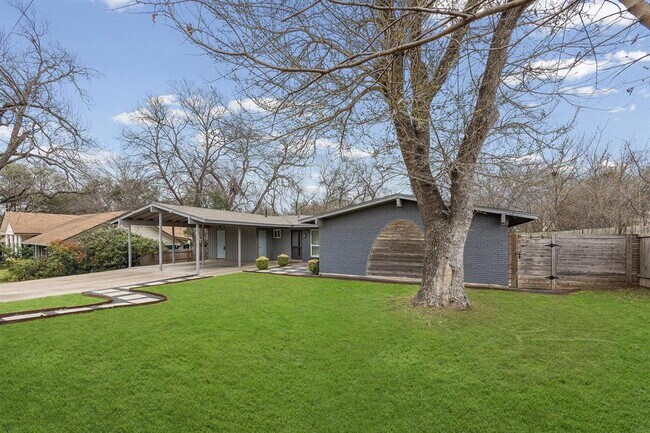 Building Photo - 11301 Oakwood Dr