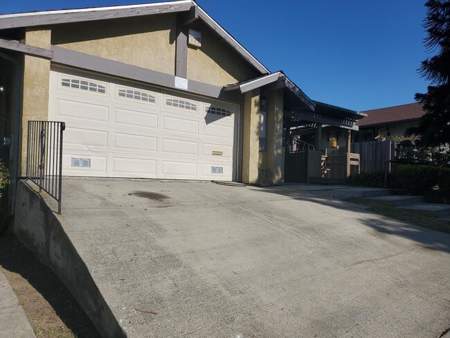 Building Photo - Nice 3 bedroom 2 bathroom Home