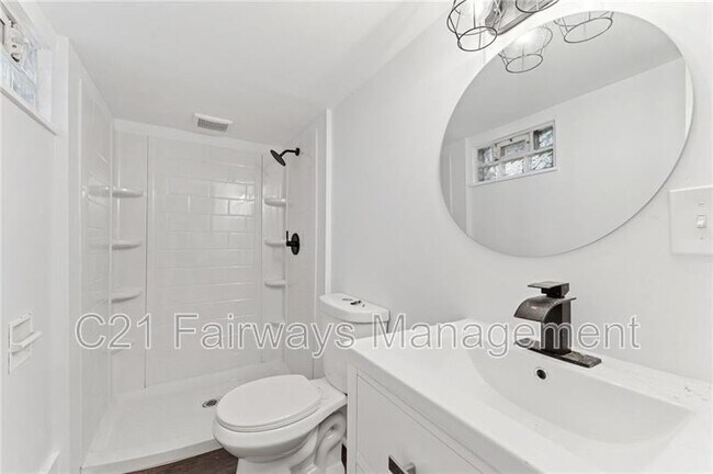 Building Photo - 233 E 19th Ave