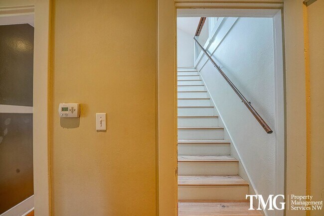 Building Photo - 3 BD SW Portland Home Near Multnomah Village
