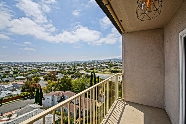 Building Photo - Bright & Spacious, Top-Floor 3BR3BA Condo ...