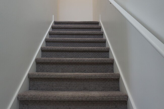 Building Photo - Layton Townhome 3 Bed 2.5 Bath