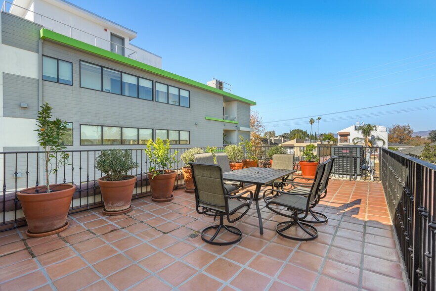 Building Photo - 11474 Moorpark St