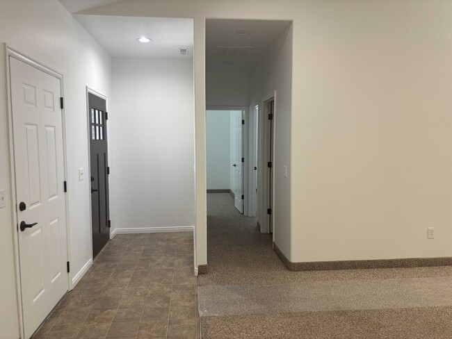 Building Photo - 548 N 500 W