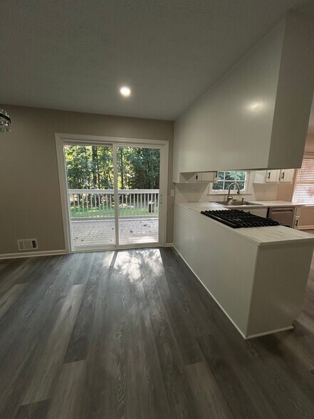 Building Photo - 140 Oakhurst Dr