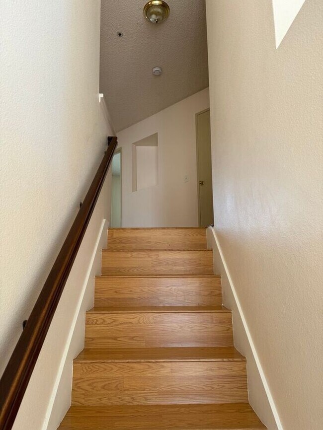 Building Photo - Beautiful 3 Bedroom House in Private Fontana Area CA 92337