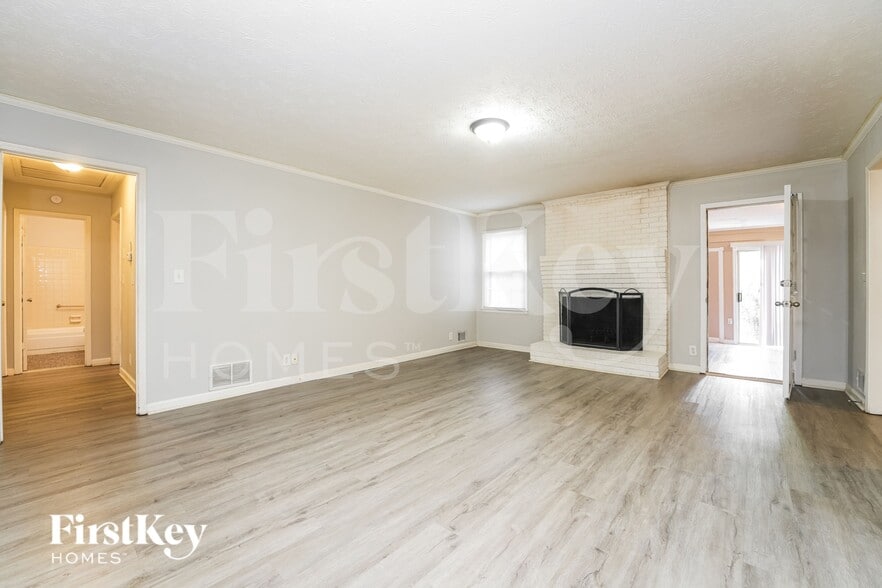 Building Photo - 4005 Huddersfield Dr SW